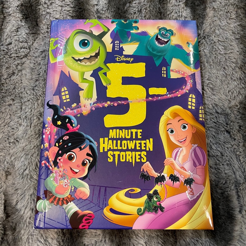 NWOT Disney 5 Minute Halloween Stories Book